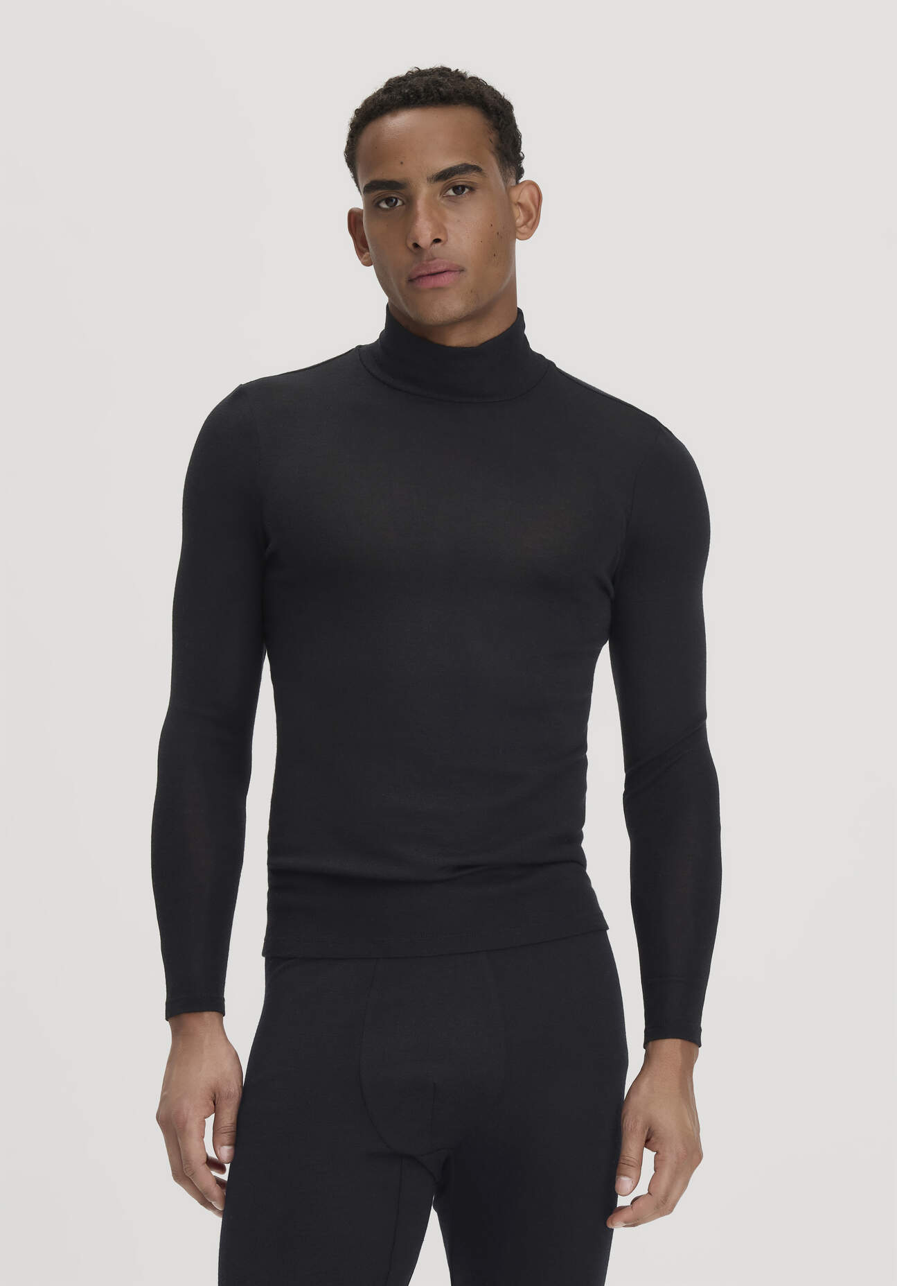 hessnatur Herren Roll-Neck Longsleeve Fitted aus Bio-Merinowolle und Seide - schwarz GrösseL
