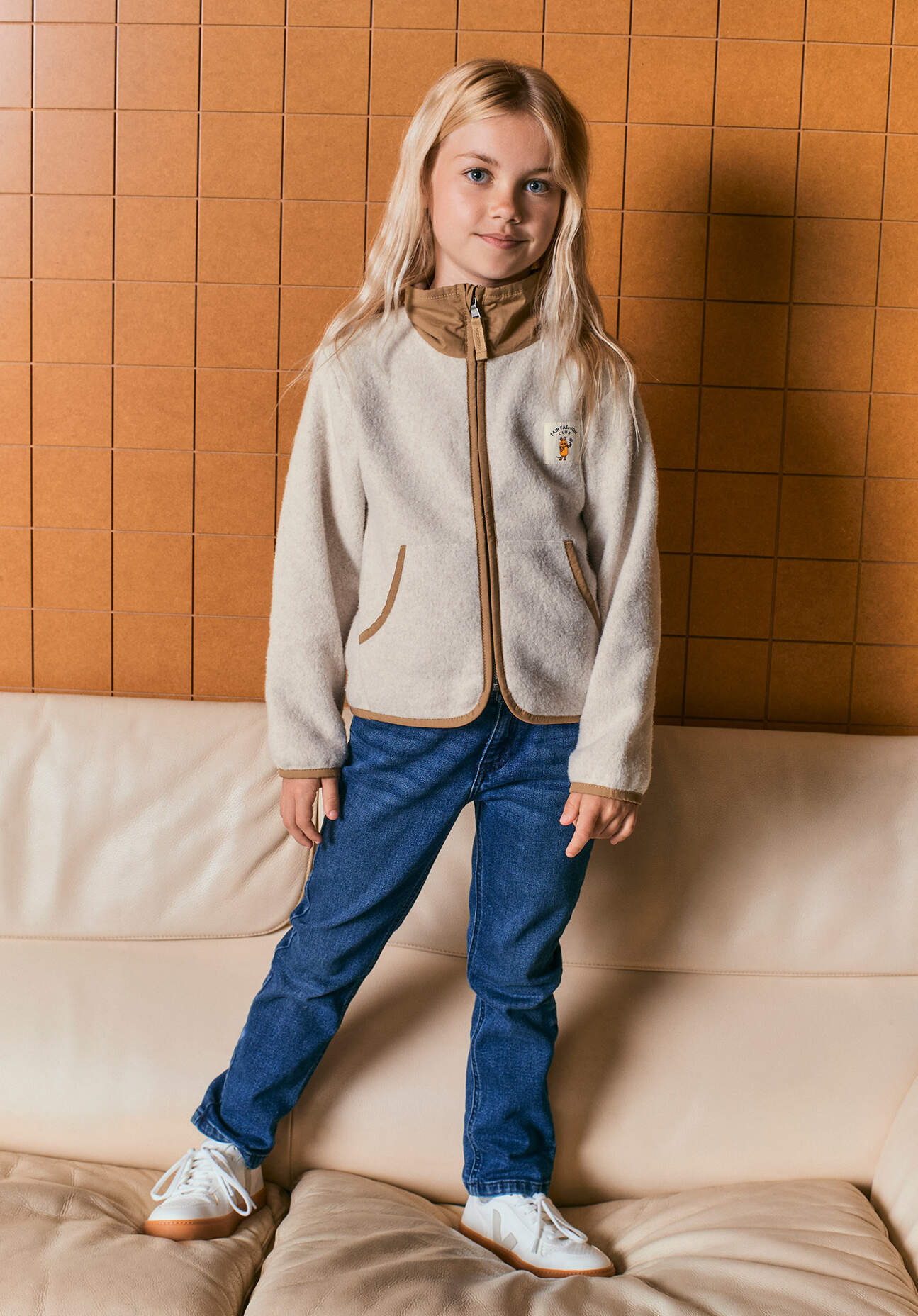 hessnatur Kinder Fleecejacke DIE MAUS aus Bio-Baumwolle - beige - Größe 122/128