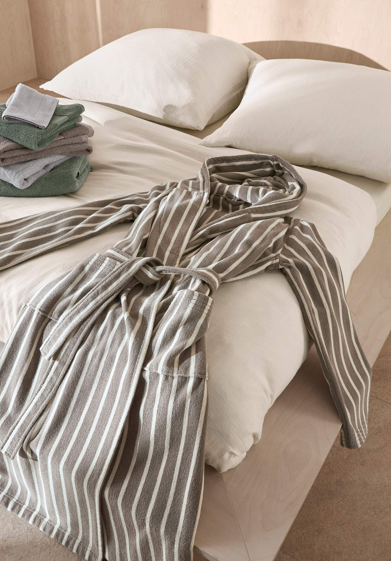 hessnatur langer Bademantel Relaxed Streifen aus Bio-Baumwolle - beige GrösseM