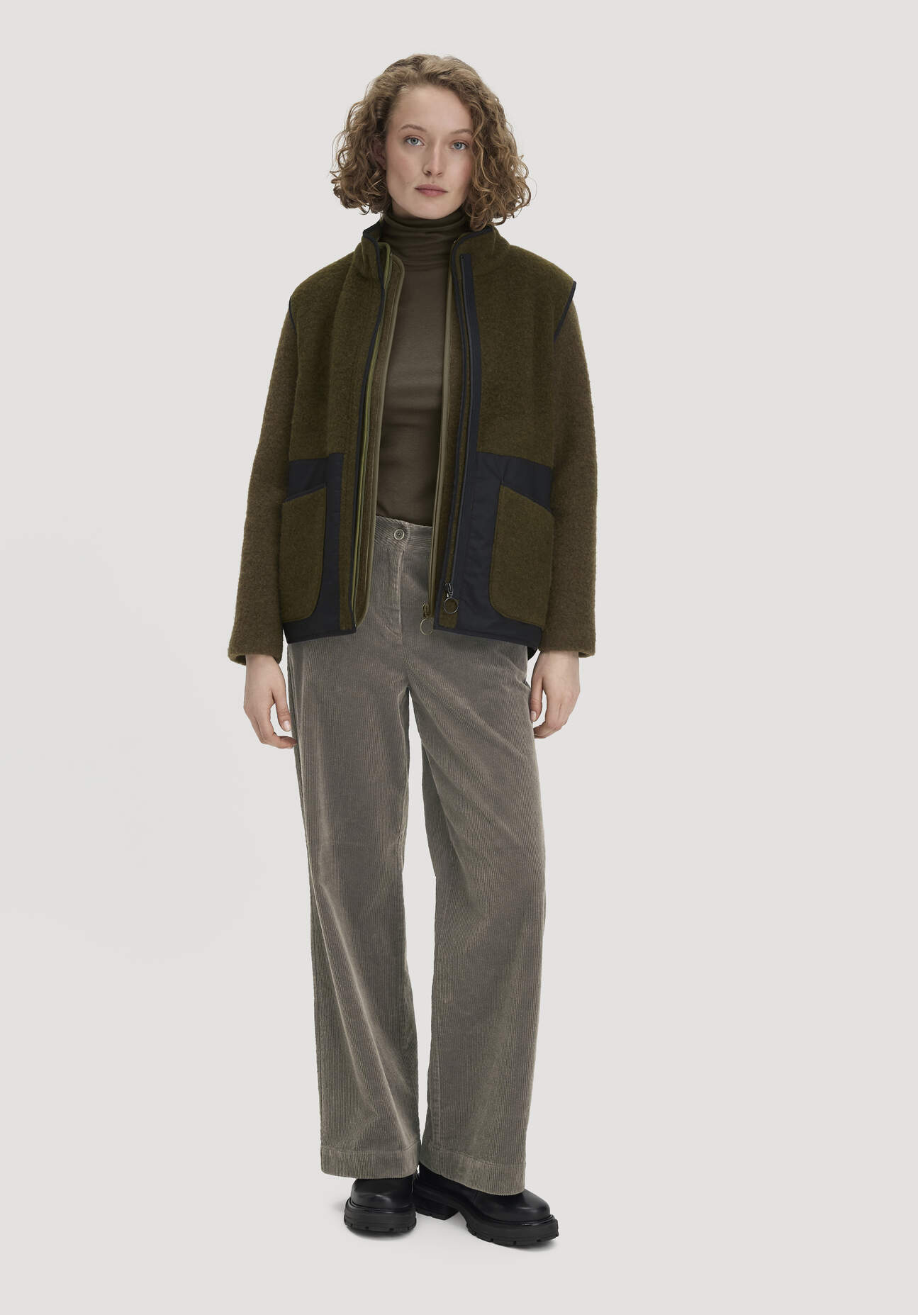 hessnatur Damen Cordhose Wide Leg Relaxed aus Bio-Baumwolle - grün - Größe 34