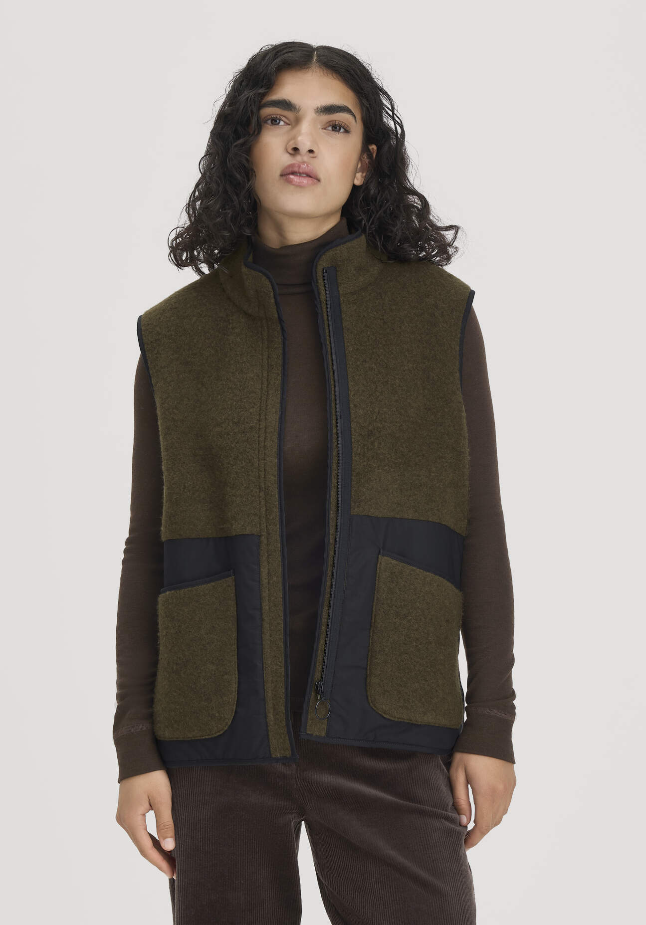 hessnatur Damen Wollfleece-Weste Patch Regular aus Bio-Merinowolle - grün - Größe XL