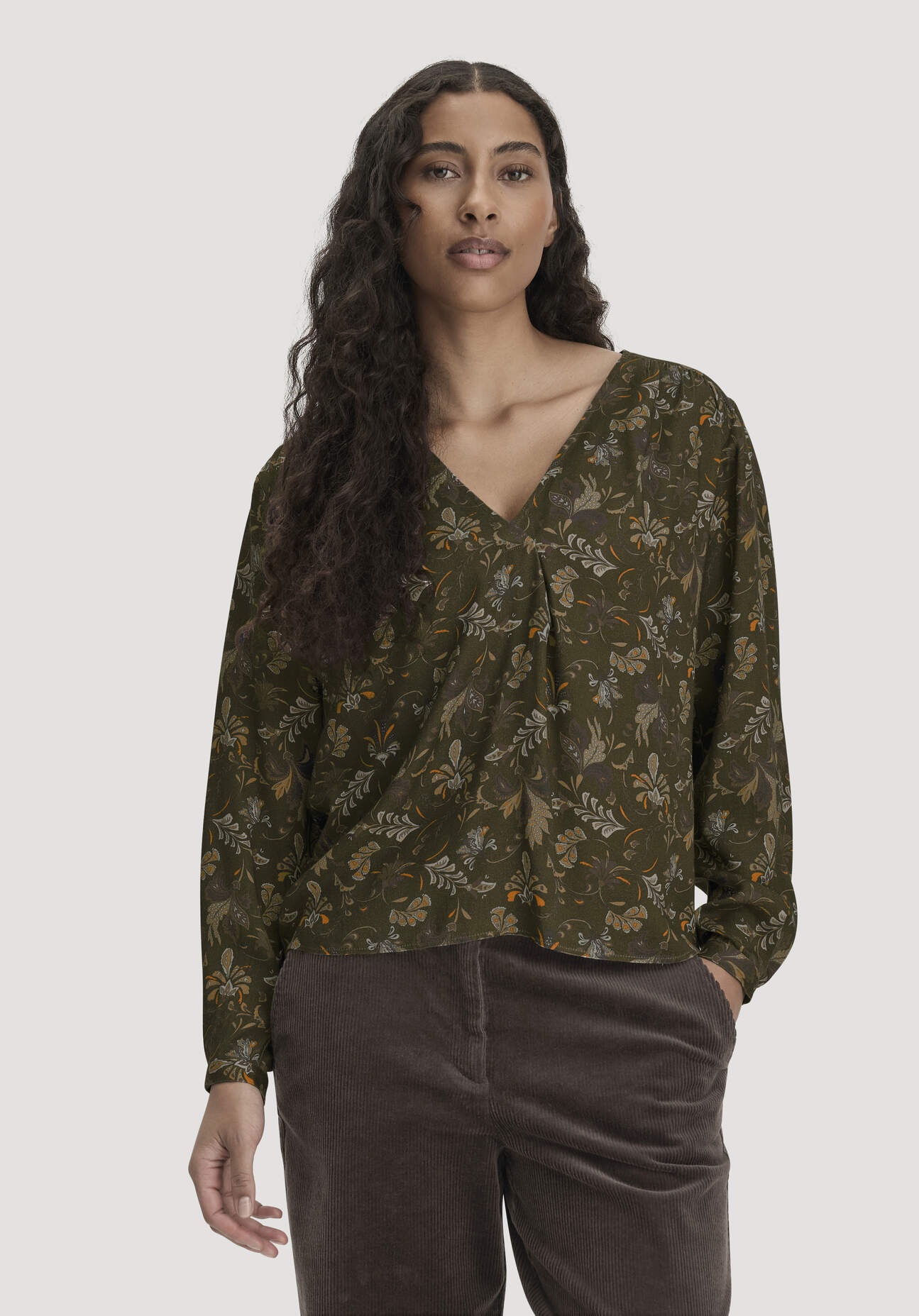 hessnatur Damen Bluse Relaxed aus LENZING™ ECOVERO™ Satin - grün - Größe 40