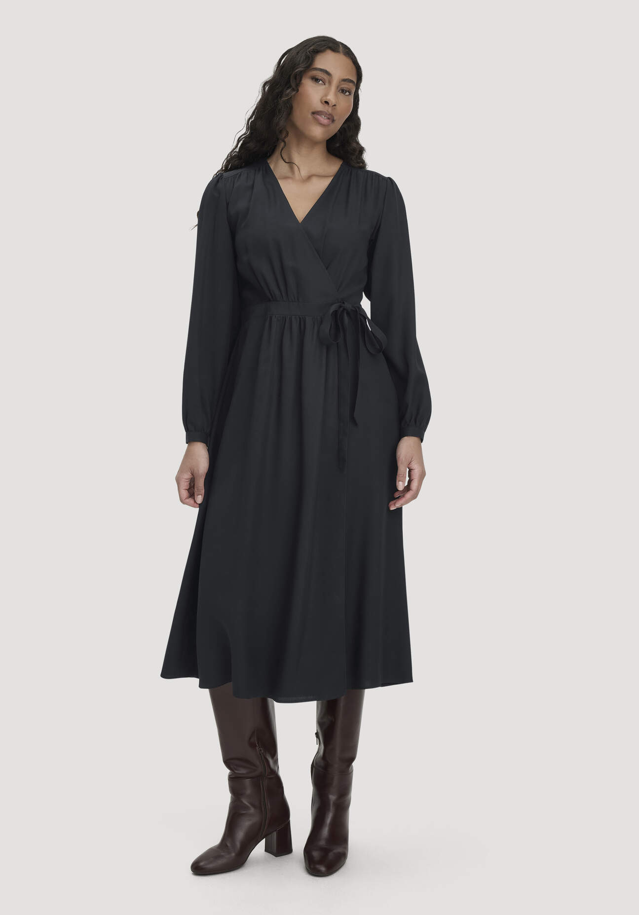 hessnatur Damen Kleid Midi Regular aus TENCEL™ Lyocell - schwarz Grösse42