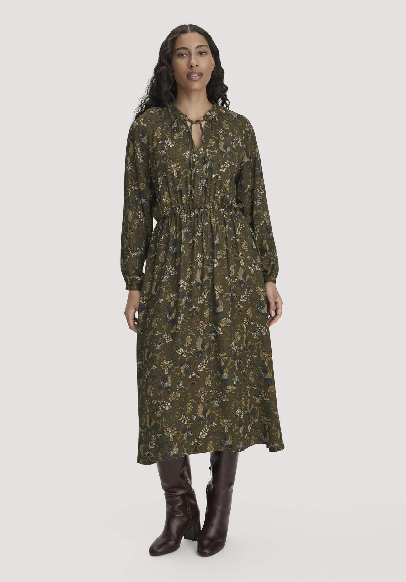hessnatur Damen Midi Kleid Relaxed aus LENZING™ ECOVERO™ Satin - grün - Größe 48