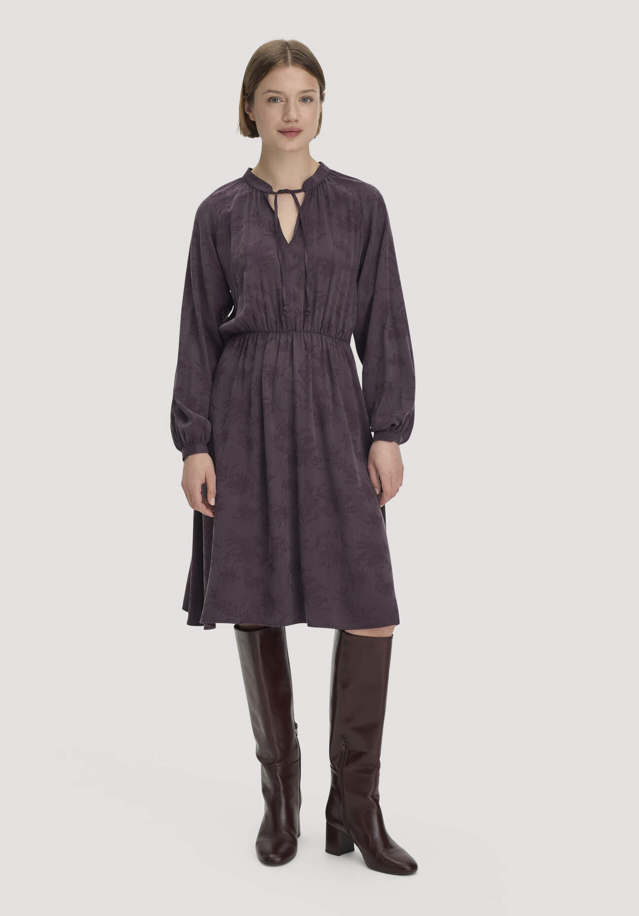 hessnatur Damen Kleid gerafft knielang aus TENCEL™ Lyocell- und LENZING™ ECOVERO™ Viskose - lila - Größe 42