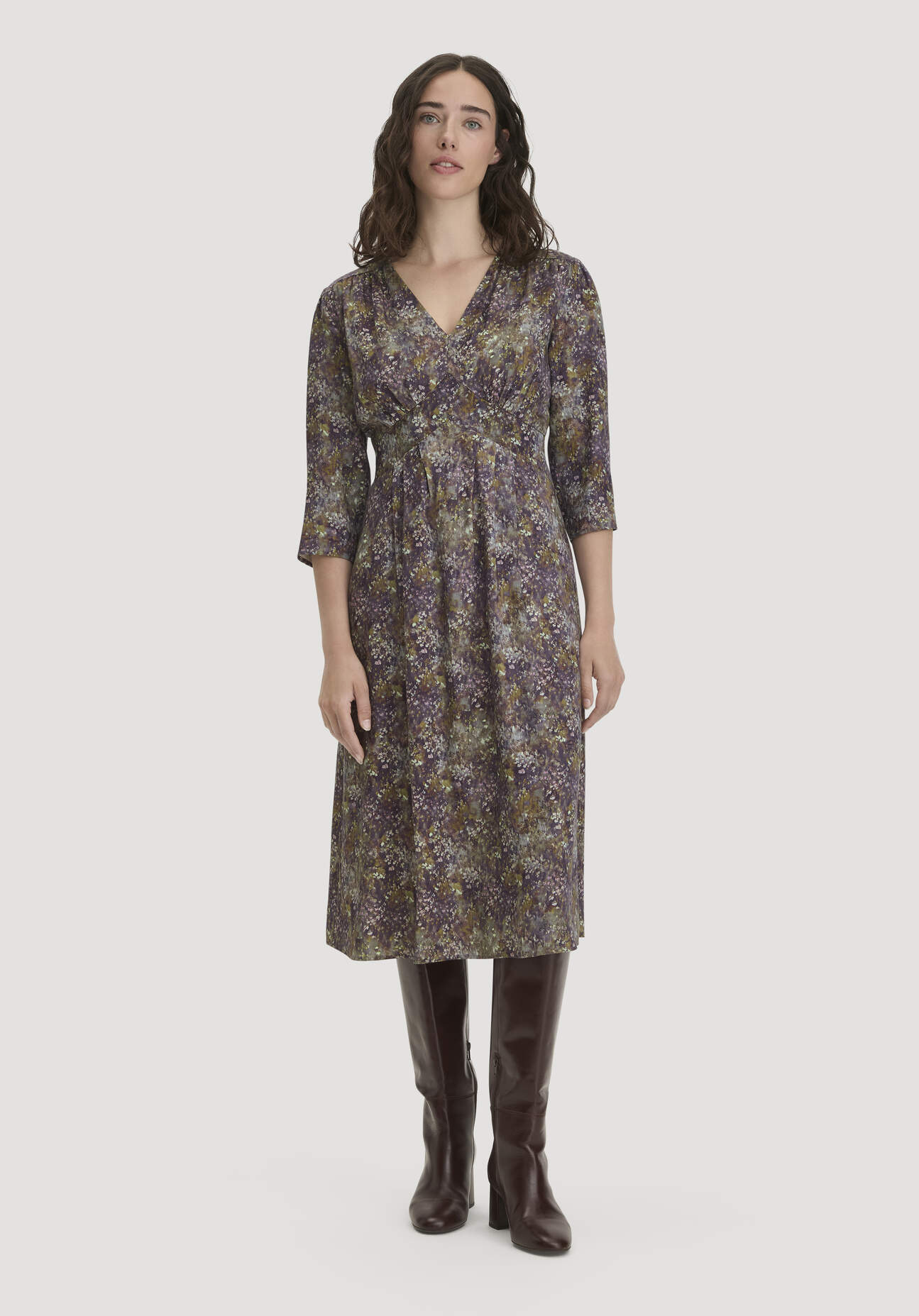 hessnatur Damen Kleid tailliert aus TENCEL™ Lyocell und LENZING™ ECOVERO™ Viskose - lila - Größe 48