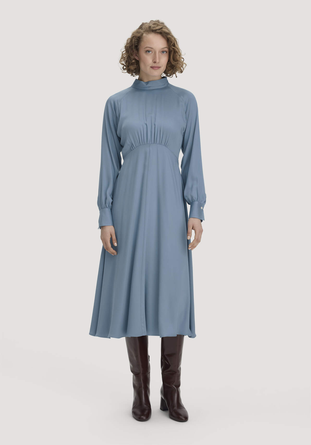 hessnatur Damen Kleid Midi tailliert aus LENZING™ ECOVERO™ Viskose - blau Grösse34