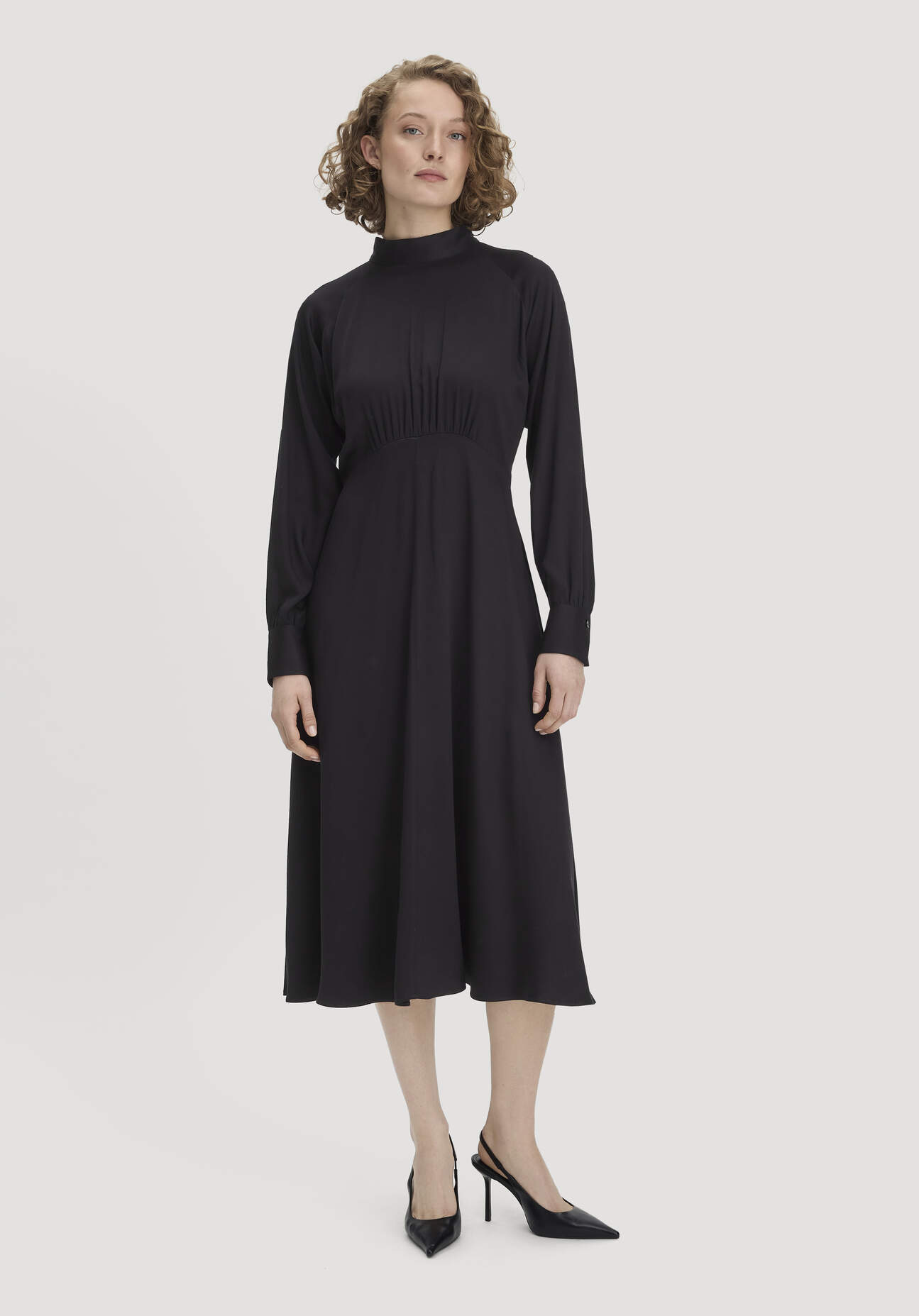 hessnatur Damen Kleid Midi tailliert aus LENZING™ ECOVERO™ Viskose - schwarz Grösse42
