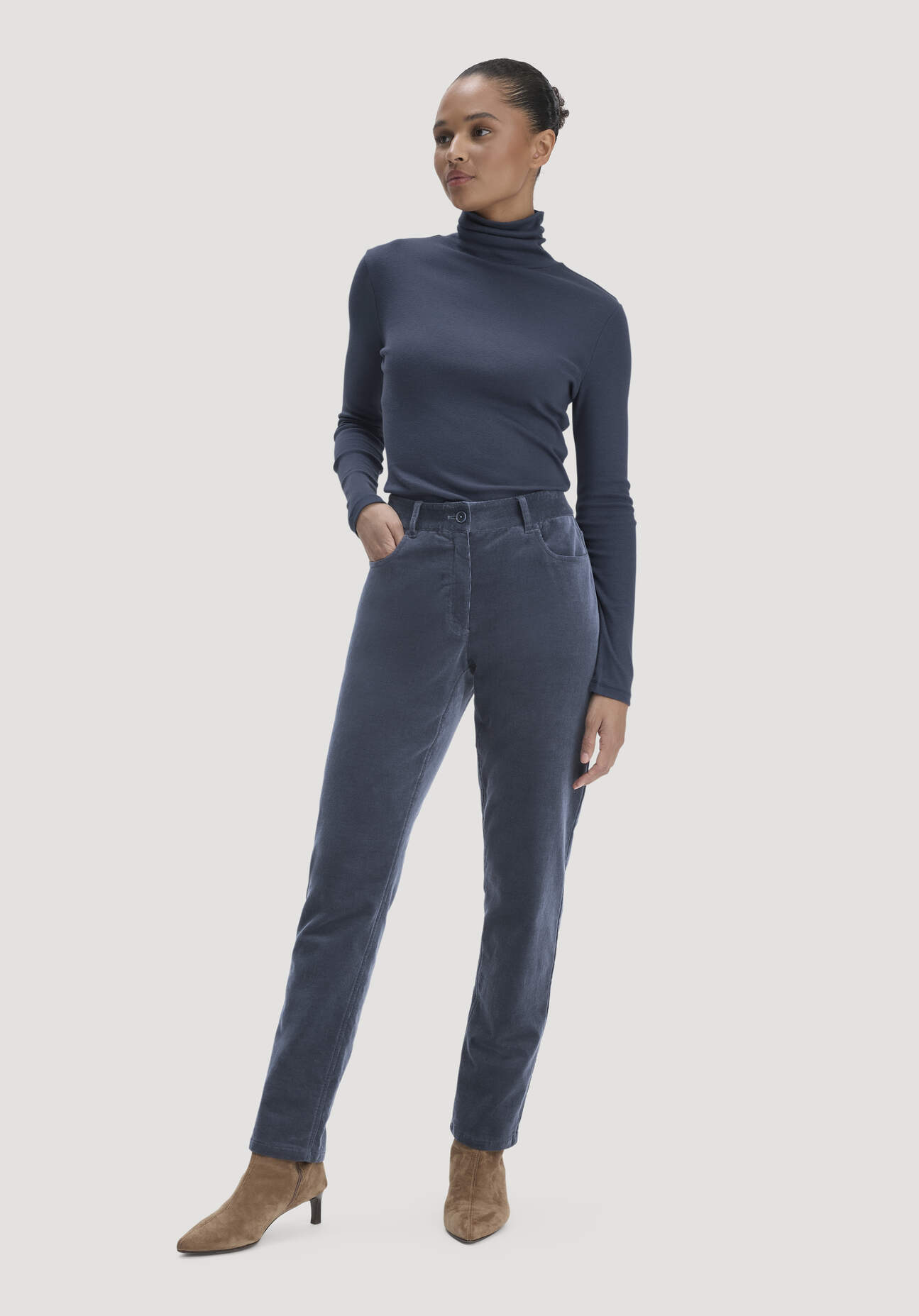 hessnatur Damen Cordhose Straight Leg aus Bio-Baumwolle - blau - Größe 42