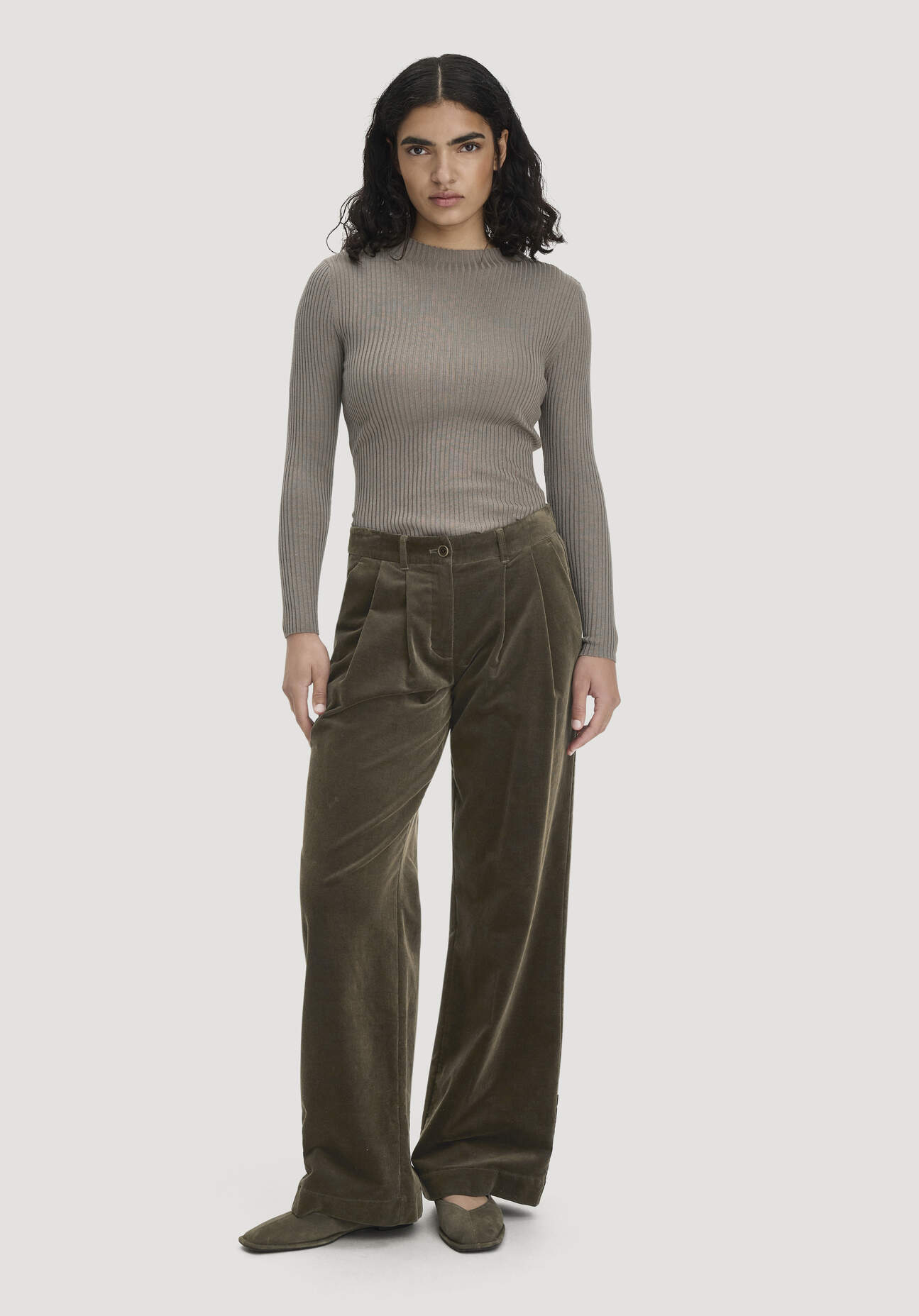 hessnatur Damen Cordhose Wide Leg aus Bio-Baumwolle - grün - Größe 42