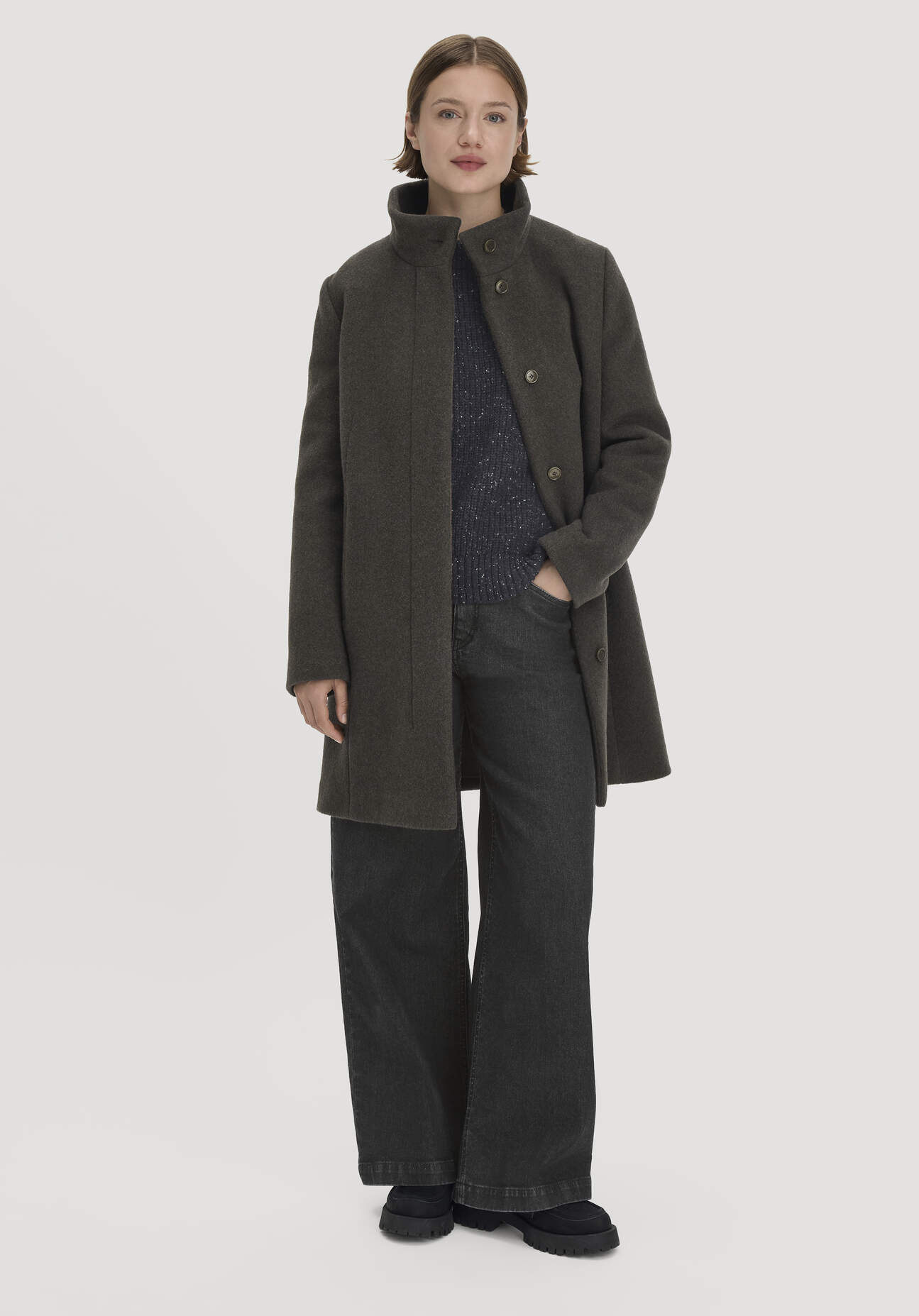 hessnatur Damen Wollmantel mit Stehkragen Regular aus recycelter Wolle - grün - Größe 48