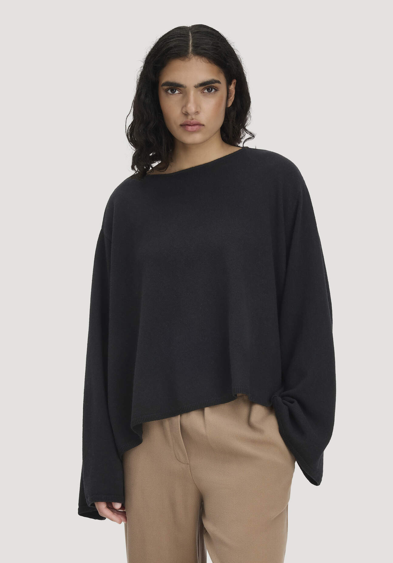 hessnatur Damen Strick Pullover Oversize aus Bio-Merinowolle mit Cashmere - schwarz Grösseonesize