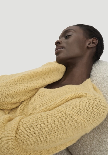 Relaxed knitted sweater made from pure alpaca - 4