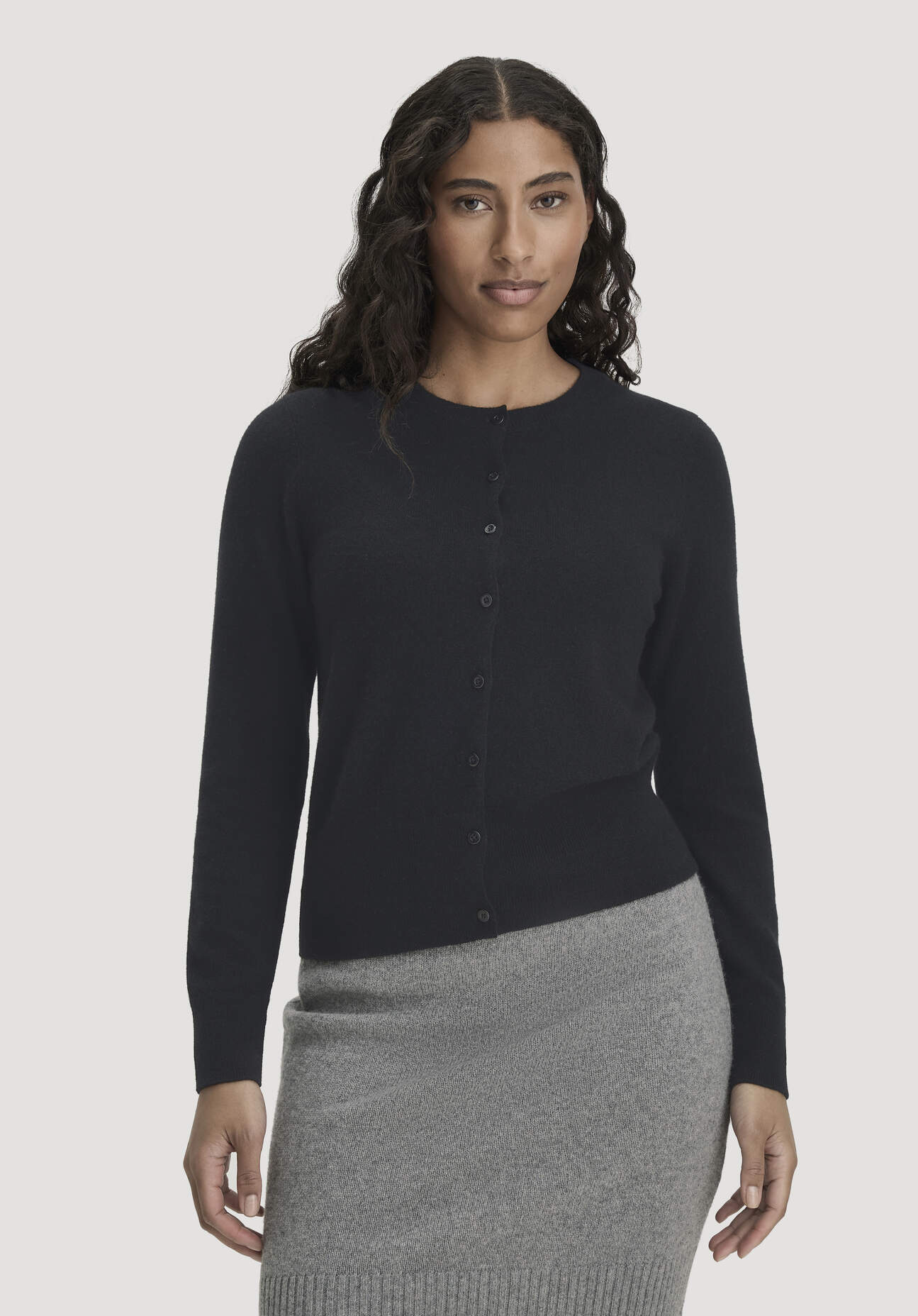 hessnatur Damen Strick Jacke Regular BETTER RECYCLING aus Cashmere - schwarz GrösseL