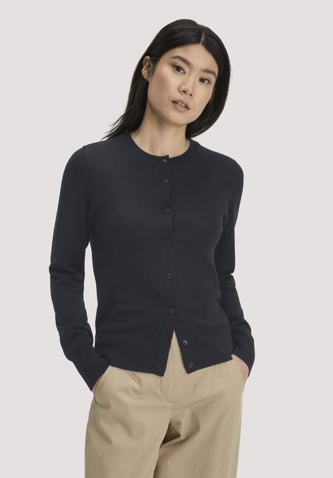 hessnatur Damen Strickjacke Regular aus Bio-Merinowolle - schwarz GrösseXS