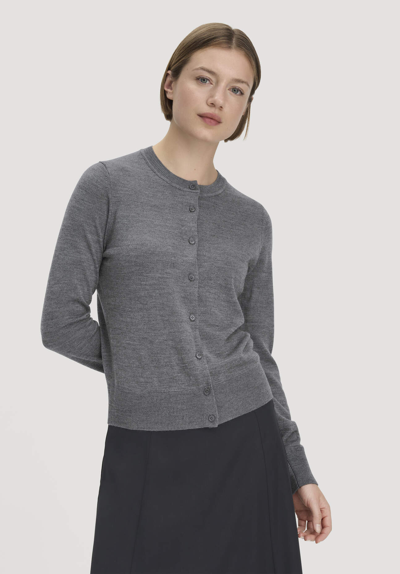 hessnatur Damen Strickjacke Regular aus Bio-Merinowolle - grau GrösseXS
