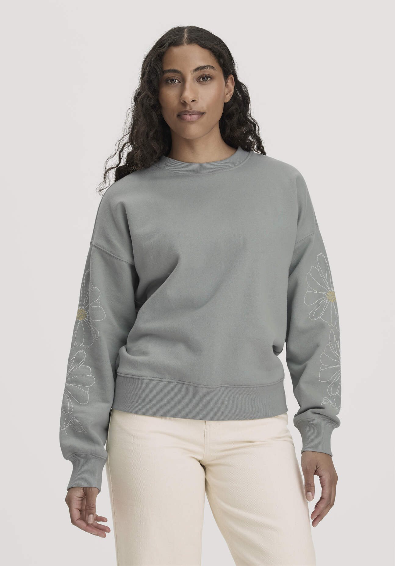 hessnatur Damen Sweatshirt mit Stickerei Oversized aus Bio-Baumwolle mit recycelter Baumwolle - blau - Größe XL