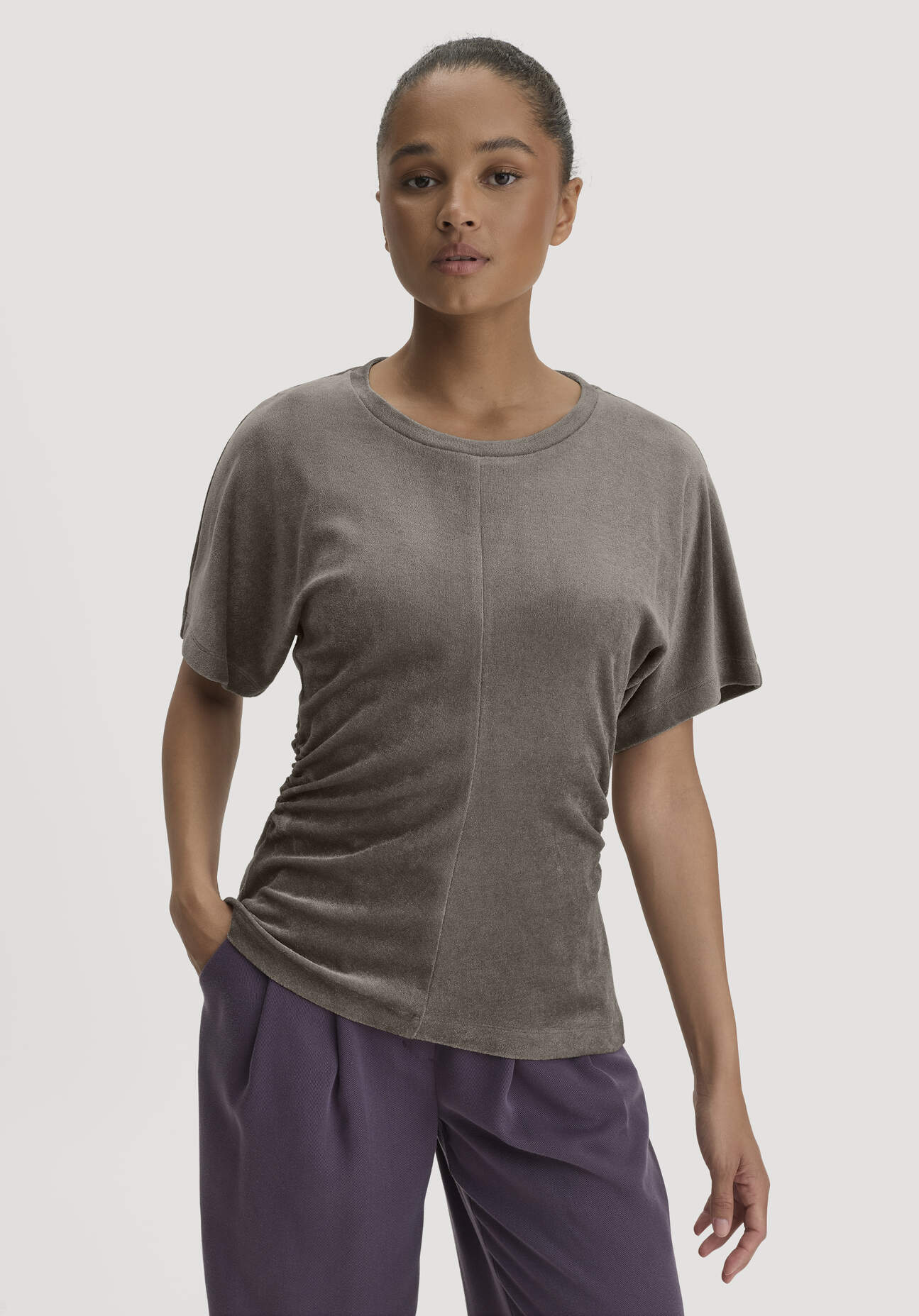 hessnatur Damen Samt T-Shirt Slim aus TENCEL™ Modal mit Bio-Baumwolle - grün Grösse36