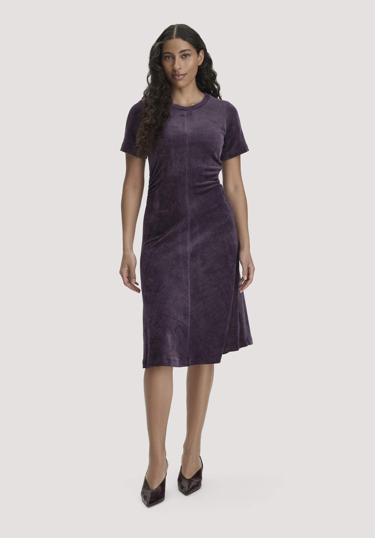 hessnatur Damen Samt-Jerseykleid kniebedeckend Slim aus TENCEL™ Modal mit Bio-Baumwolle - lila Grösse36