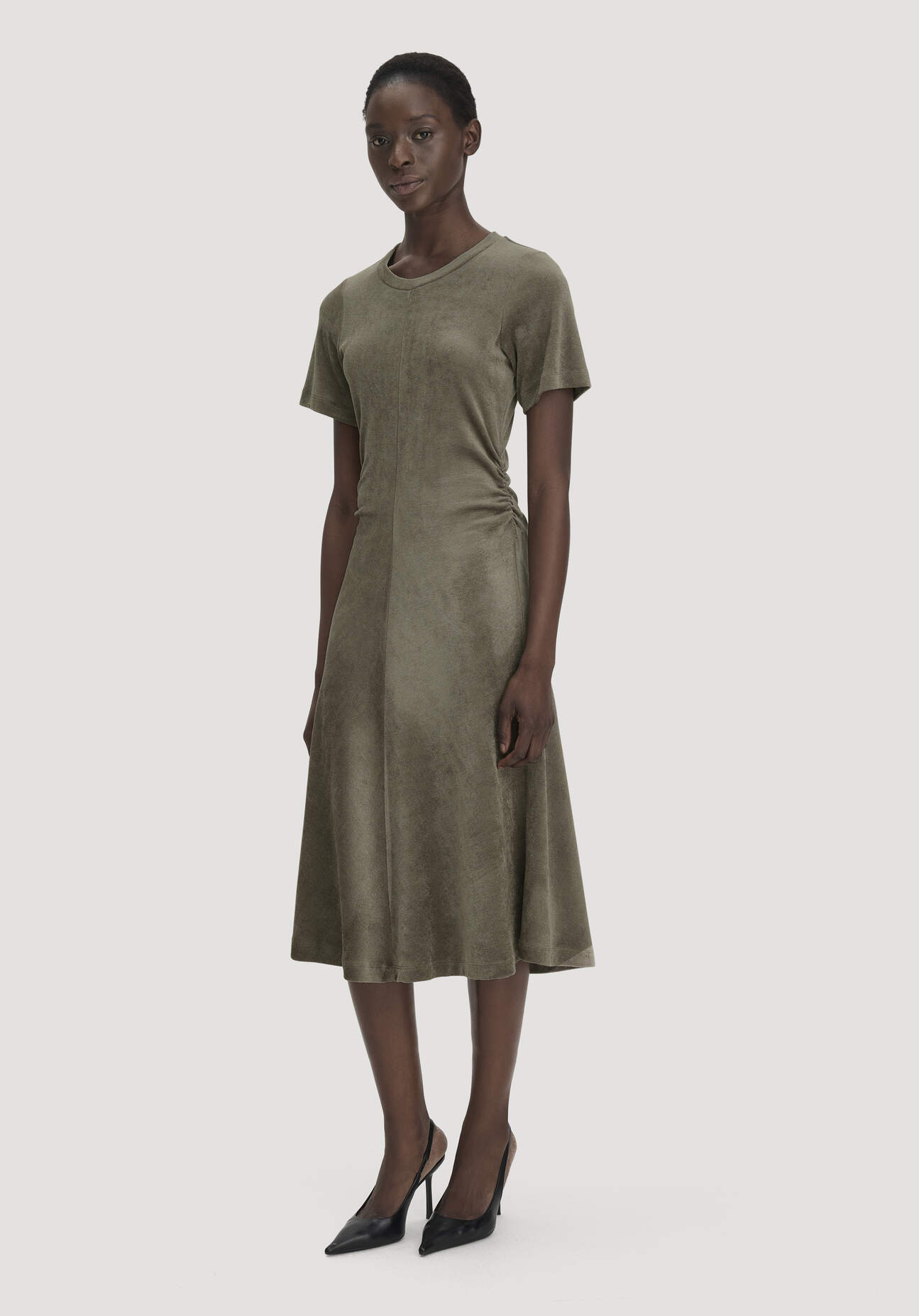 hessnatur Damen Samt-Jerseykleid kniebedeckend Slim aus TENCEL™ Modal mit Bio-Baumwolle - grün Grösse36