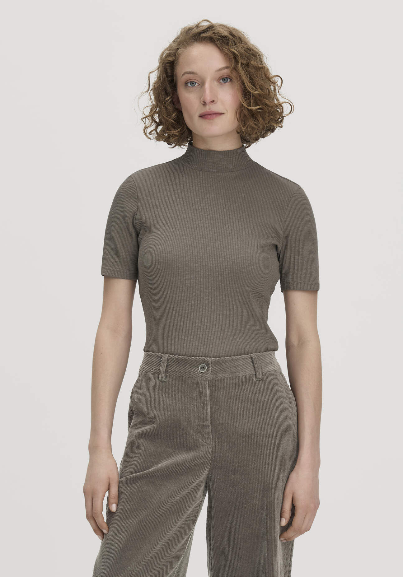 hessnatur Damen Mock-Neck Shirt Slim aus Bio-Baumwolle - grün Grösse48